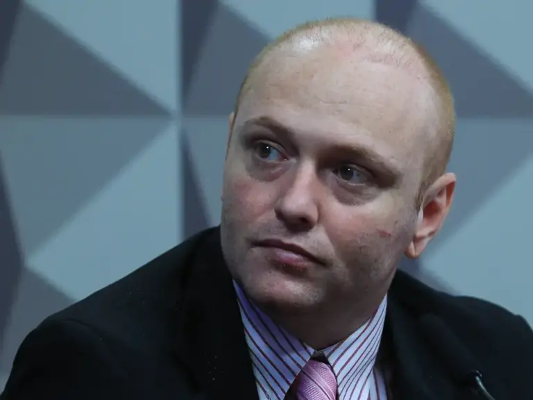 moraes-veta-trabalho-de-delgatti-em-redes-sociais-e-mantem-restricoes-do-regime-aberto