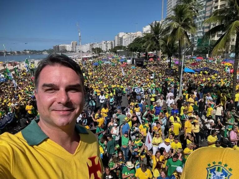 flavio-inicia-campanha-no-mesmo-cenario-de-atos-golpistas-de-bolsonaro