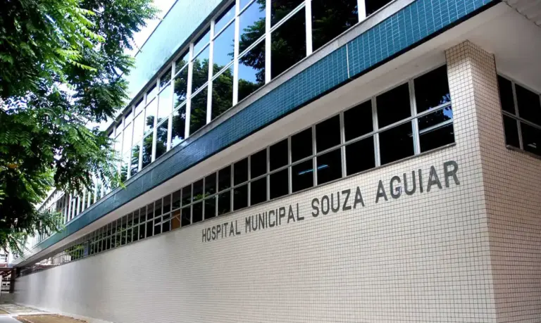 aluno-tenta-atacar-professor-com-faca-e-e-contido-por-colegas-na-tijuca