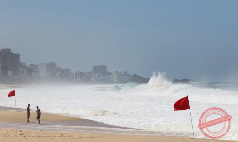 rio-tera-dia-de-temperatura-em-declinio-com-chuva-e-mar-de-ressaca