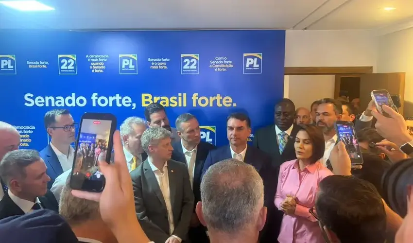 michelle-faz-as-pazes-com-flavio-e-fala-em-“libertar-bolsonaro”
