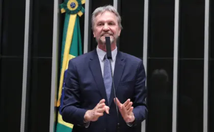 deputado-desmaia-durante-reuniao-de-lideres-na-camara-e-e-levado-a-hospital