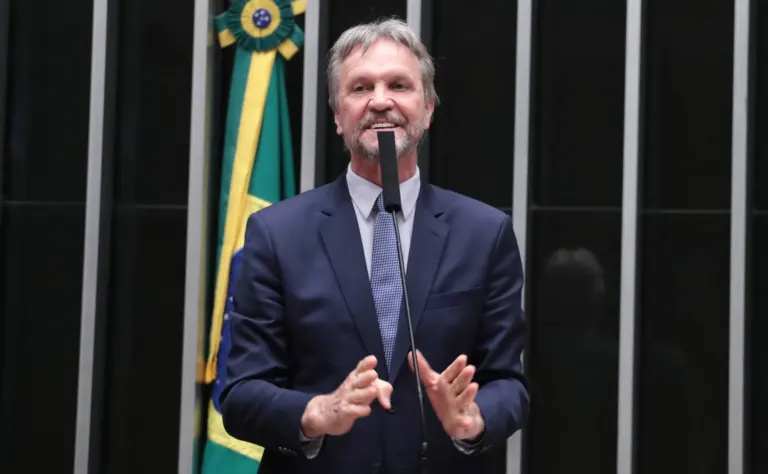 deputado-desmaia-durante-reuniao-de-lideres-na-camara-e-e-levado-a-hospital
