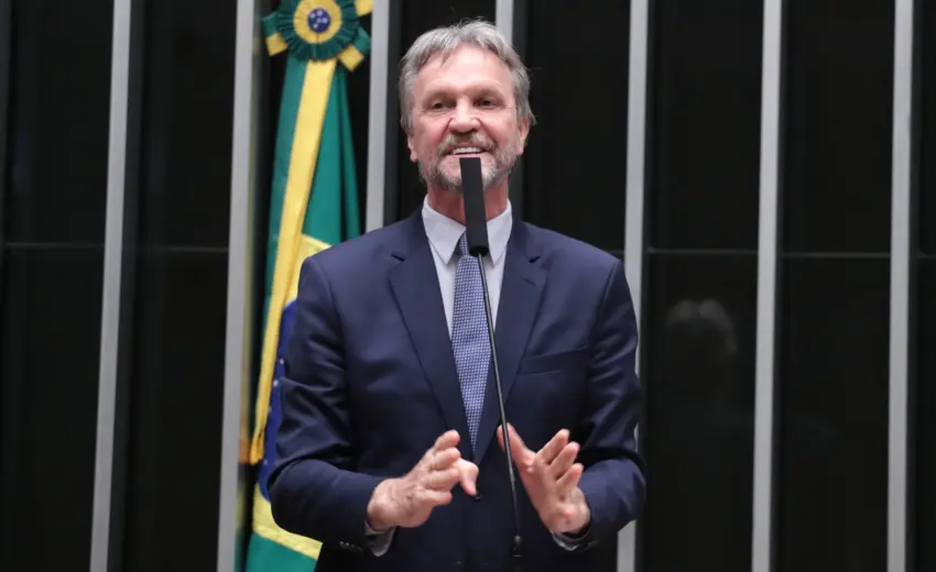 deputado-desmaia-durante-reuniao-de-lideres-na-camara-e-e-levado-a-hospital