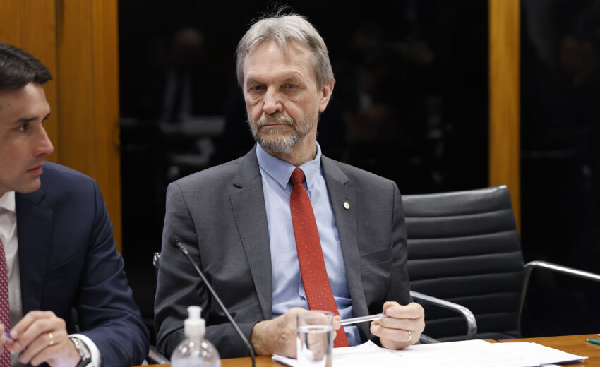 lider-do-pt-tem-avc-isquemico-e-segue-internado-apos-desmaio-na-camara
