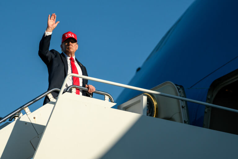 jornalistas-se-revoltam-apos-trump-deixa-los-em-aviao-usado-como-“isca”-contra-o-ira