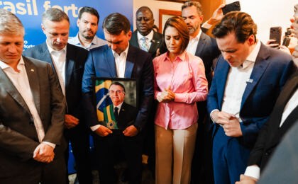michelle-e-flavio-bolsonaro-se-reencontram-apos-crise-e-flopam-nas-redes