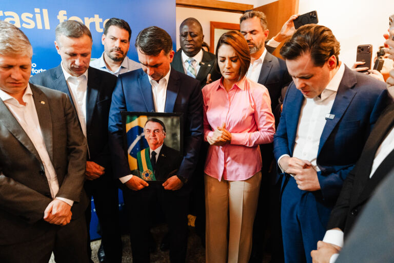 michelle-e-flavio-bolsonaro-se-reencontram-apos-crise-e-flopam-nas-redes