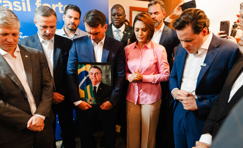 michelle-e-flavio-bolsonaro-se-reencontram-apos-crise-e-flopam-nas-redes