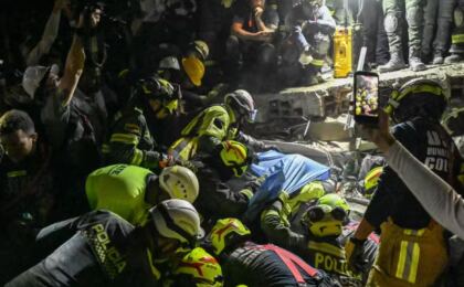 mulher-e-resgatada-apos-35-horas-sob-escombros-de-terremoto-na-colombia;