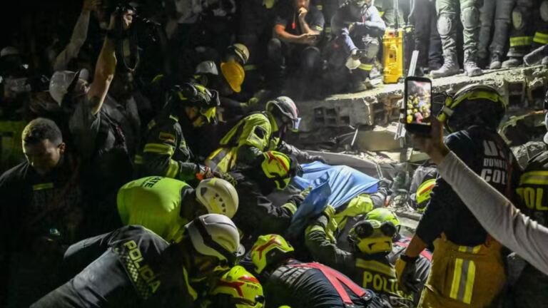 mulher-e-resgatada-apos-35-horas-sob-escombros-de-terremoto-na-colombia;