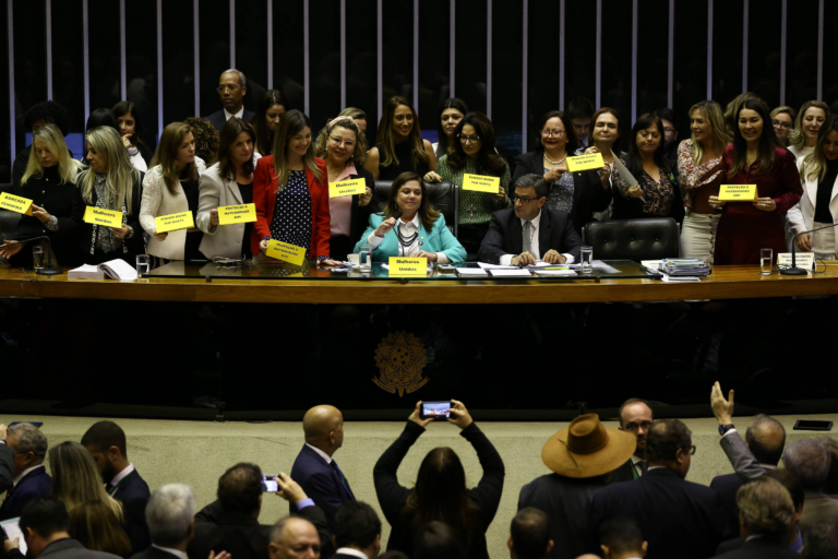 mulheres-tem-mais-dificuldade-em-parmenecer-nos-cargos-politicos,-mostra-estudo