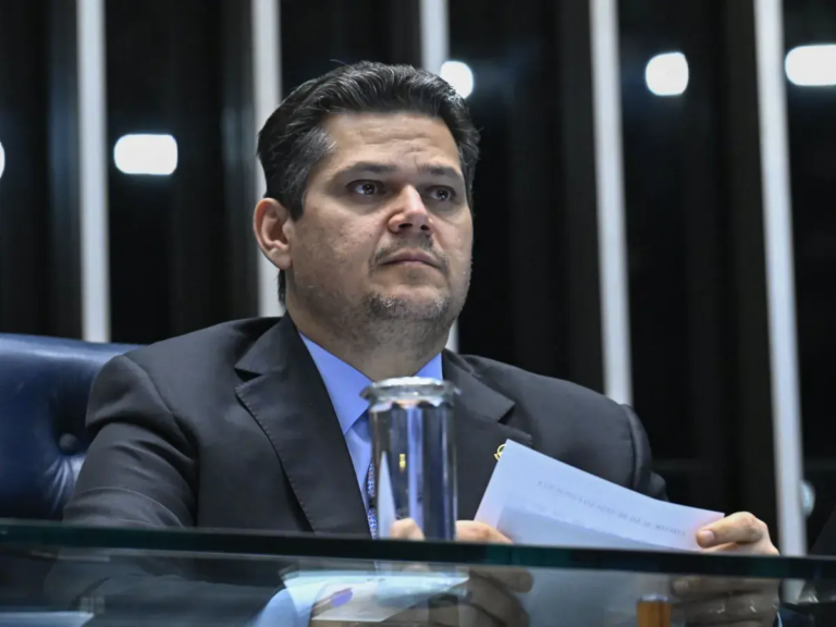 a-chantagem-de-alcolumbre-para-pautar-o-fim-da-escala-6×1-no-senado