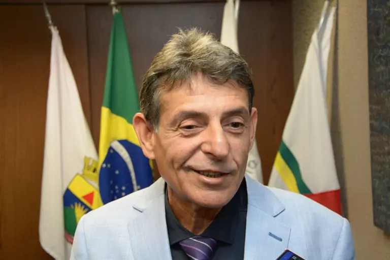 mais-de-r$-100-mil:-o-supersalario-do-juiz-flagrado-fumando-e-bebendo-em-sessao