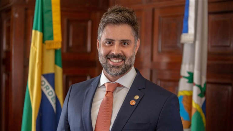 ex-deputado-alexandre-freitas-e-atingido-por-carro-enquanto-pilotava-moto-na-lagoa