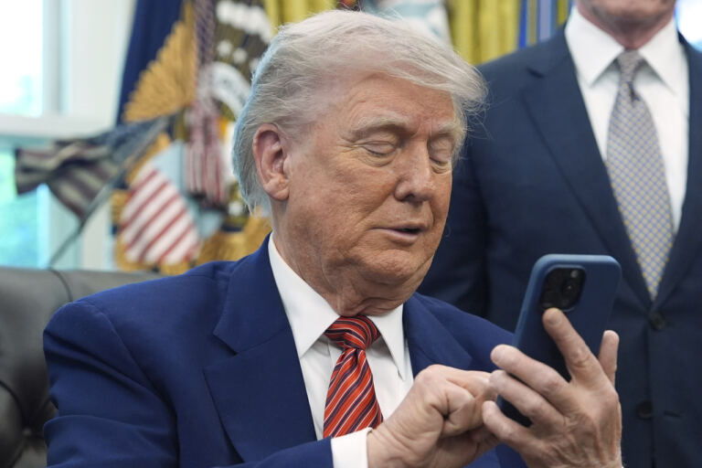 trump-e-processado-por-venda-de-acesso-antecipado-a-posts