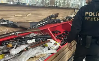 alvo-da-pf-por-difamar-dino-guardava-26-armas-em-casa