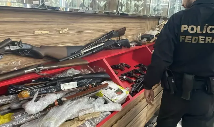 alvo-da-pf-por-difamar-dino-guardava-26-armas-em-casa