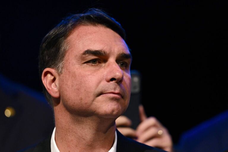 senado-e-alerj-corrigirao-informacao-sobre-pos-de-flavio-bolsonaro