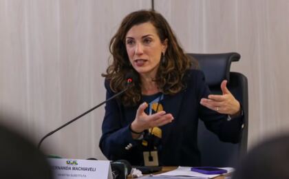 ministra-do-desenvolvimento-agrario-entrega-areas-ao-mst-para-criacao-de-novos-assentamentos-em-campos