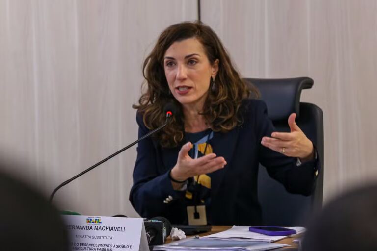 ministra-do-desenvolvimento-agrario-entrega-areas-ao-mst-para-criacao-de-novos-assentamentos-em-campos