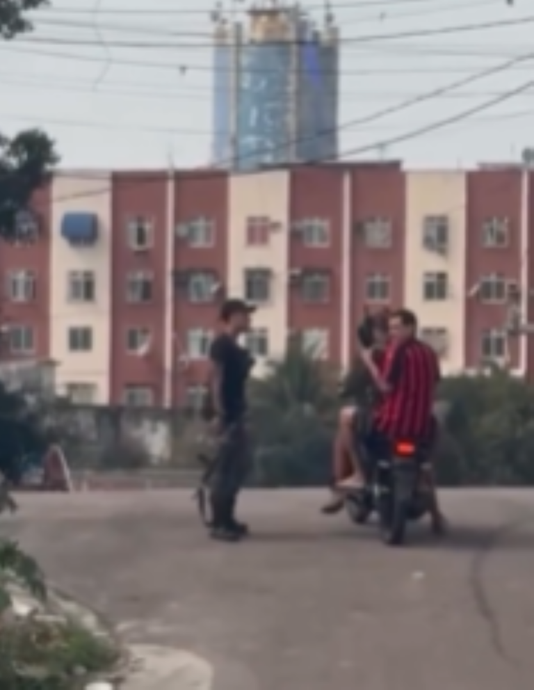 homens-de-fuzil-circulam-a-luz-do-dia-na-cidade-alta;-video-impressiona