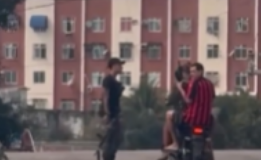 homens-de-fuzil-circulam-a-luz-do-dia-na-cidade-alta;-video-impressiona