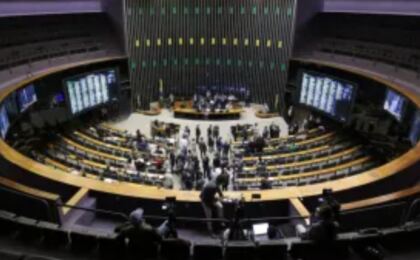 combustiveis-mais-baratos:-camara-aprova-desoneracao-em-meio-a-guerra-no-ira