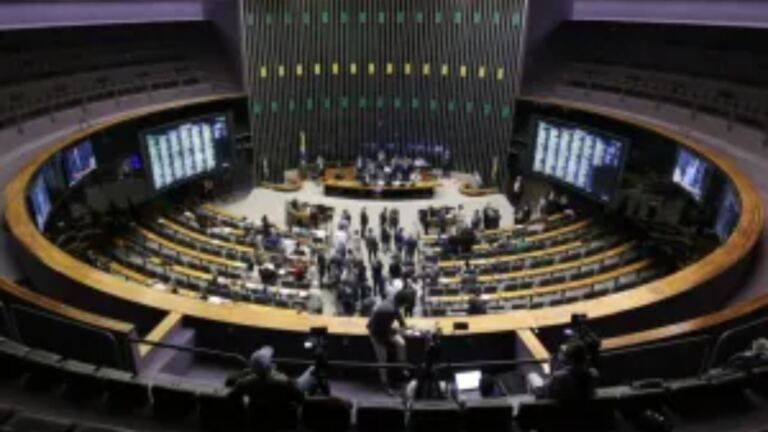 combustiveis-mais-baratos:-camara-aprova-desoneracao-em-meio-a-guerra-no-ira
