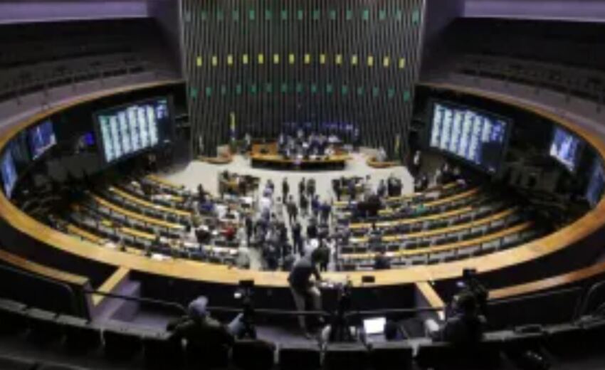 combustiveis-mais-baratos:-camara-aprova-desoneracao-em-meio-a-guerra-no-ira
