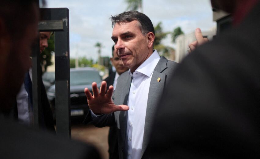 cade-a-ufrj?-flavio-bolsonaro-exibe-diplomas-apos-fiasco-da-pos