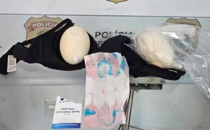 mulher-e-presa-no-galeao-com-2,8-kg-de-cocaina-escondidos-no-sutia