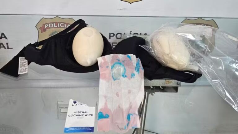 mulher-e-presa-no-galeao-com-2,8-kg-de-cocaina-escondidos-no-sutia