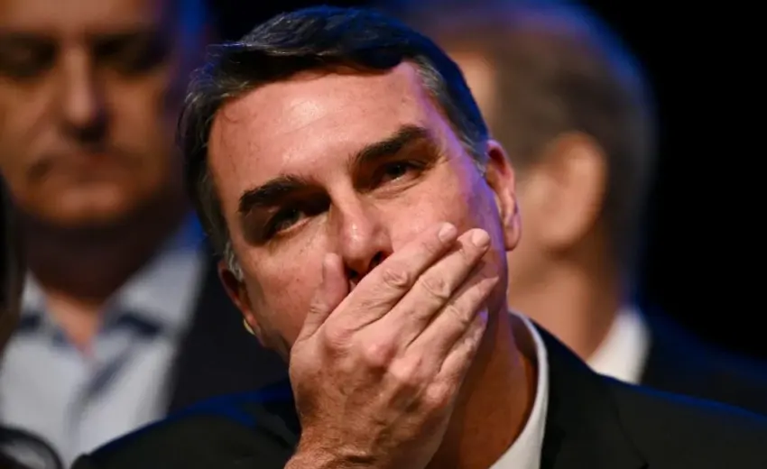 flavio-bolsonaro-divulga-diploma-correto-apos-ufrj-negar-registro-de-pos-graduacao