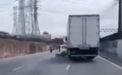 video-mostra-caminhao-arrastando-carro-durante-confusao-no-transito-em-cascadura