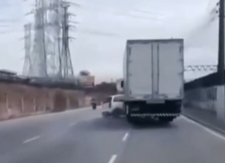 video-mostra-caminhao-arrastando-carro-durante-confusao-no-transito-em-cascadura