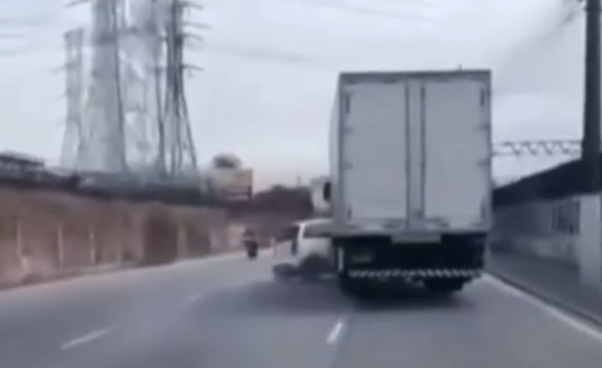 video-mostra-caminhao-arrastando-carro-durante-confusao-no-transito-em-cascadura