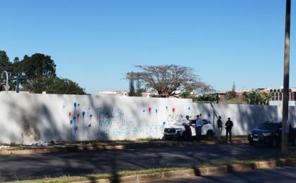 muro-da-embaixada-dos-eua-e-pichado-em-brasilia:-“lucram-com-a-morte”
