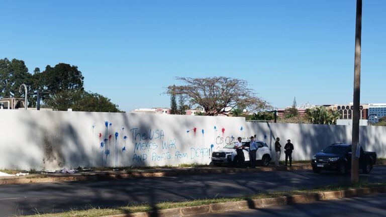 muro-da-embaixada-dos-eua-e-pichado-em-brasilia:-“lucram-com-a-morte”