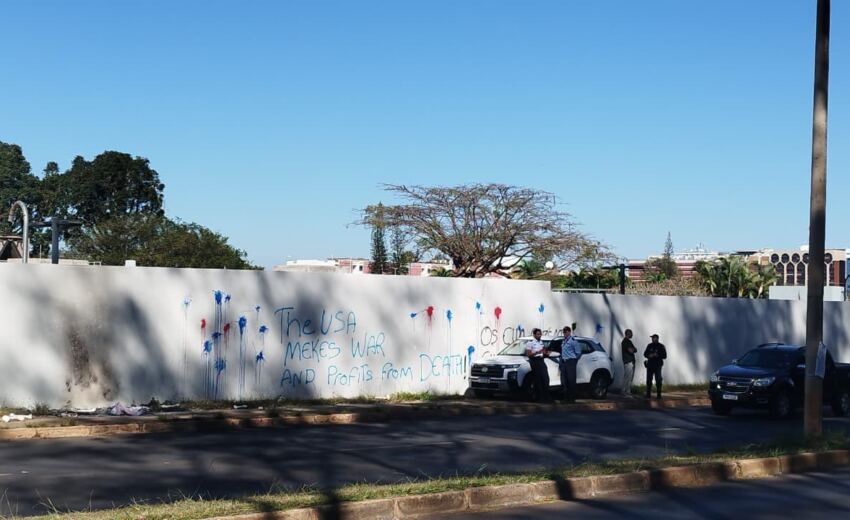 muro-da-embaixada-dos-eua-e-pichado-em-brasilia:-“lucram-com-a-morte”