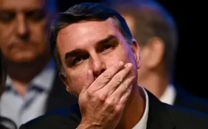 na-calada-da-noite:-flavio-bolsonaro-foi-filiado-ao-missao