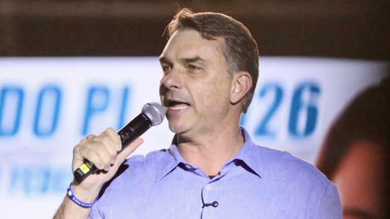 deputado-do-pt-aciona-a-pf-contra-flavio-bolsonaro-por-disputa-de-mansao-com-richarlison