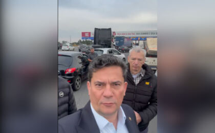 moro-se-irrita-com-bloqueio-em-estrada-e-pede-retirada-de-carretas-tombadas-em-“outro-horario”