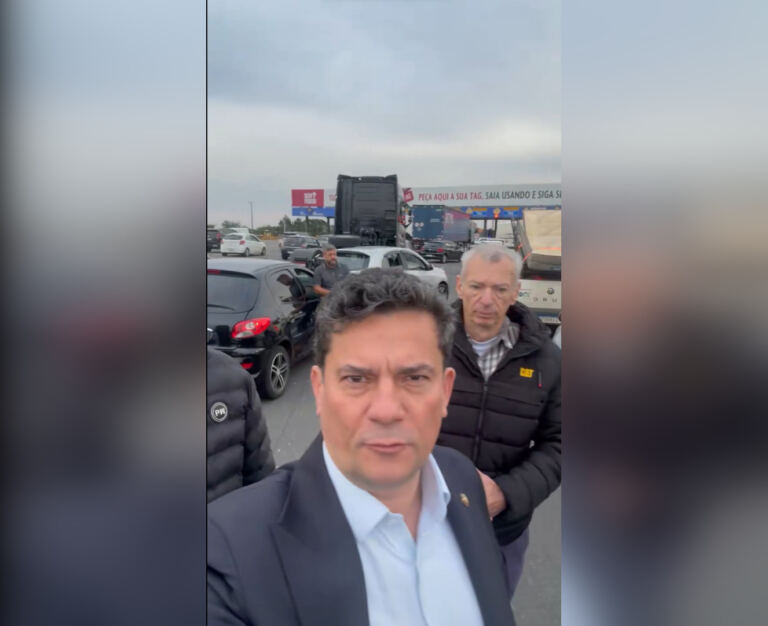 moro-se-irrita-com-bloqueio-e-pede-retirada-de-carretas-tombadas-em-“outro-horario”