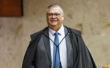 em-recado-a-globo,-dino-critica-“pessoas-com-maos-sujas-de-sangue-da-ditadura-dando-aula-de-liberdade-ao-stf”