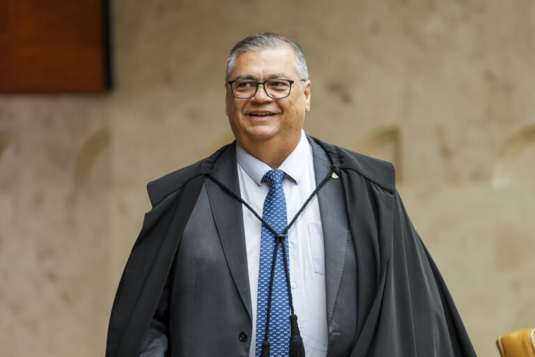 em-recado-a-globo,-dino-critica-“pessoas-com-maos-sujas-de-sangue-da-ditadura-dando-aula-de-liberdade-ao-stf”
