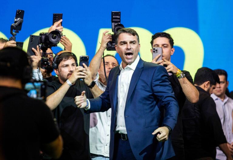 flavio-bolsonaro-propoe-criar-presidios-aos-moldes-de-bukele
