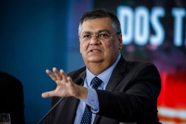 globo-poe-flavio-dino-ao-lado-de-pc-farias