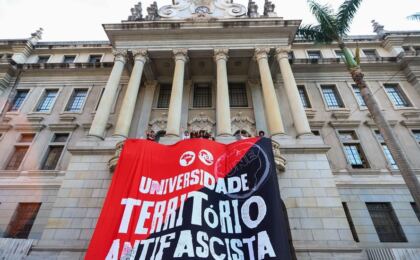 estudantes-estendem-faixa-antifascista-antes-de-ato-de-renan-santos-na-usp