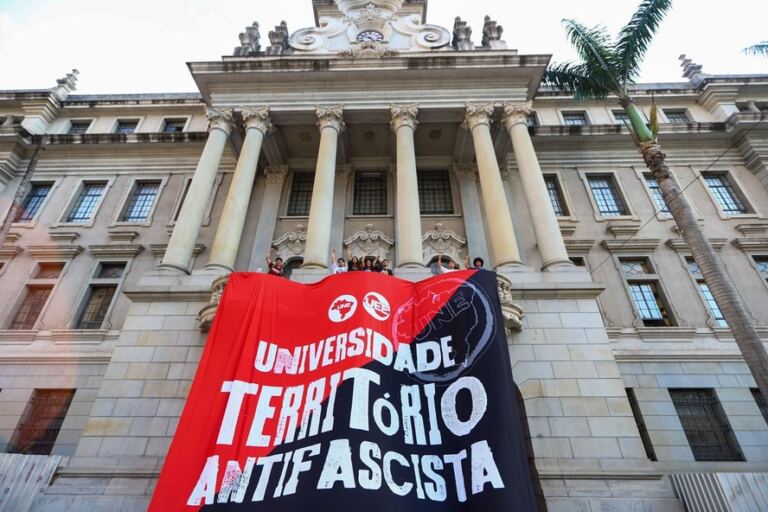 estudantes-estendem-faixa-antifascista-antes-de-ato-de-renan-santos-na-usp